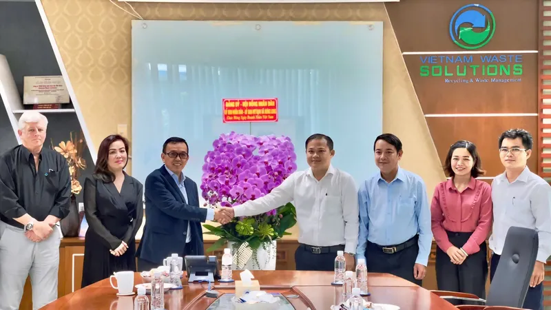 Đoàn công tác của Đảng ủy – HĐND – UBND – Ủy ban MTTQ Việt Nam xã Hưng Long (TPHCM) đã đến thăm và chúc mừng Công ty VWS nhân kỷ niệm Ngày Doanh nhân Việt Nam 13-10