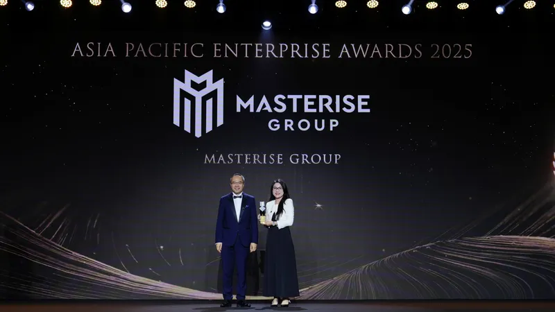 Đại diện Masterise Group nhận giải thưởng Corporate Excellence Award tại lễ trao giải Asia Pacific Enterprise Awards 2025