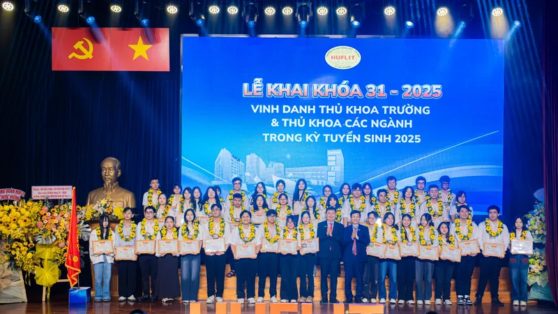 Vinh danh thủ khoa trường và thủ khoa các ngành trong kỳ tuyển sinh 2025