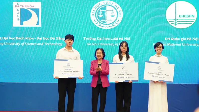Nguyên Phó Chủ tịch nước Trương Mỹ Hoa trao học bổng cho các sinh viên đại diện các trường học khu vực miền Bắc, miền Trung