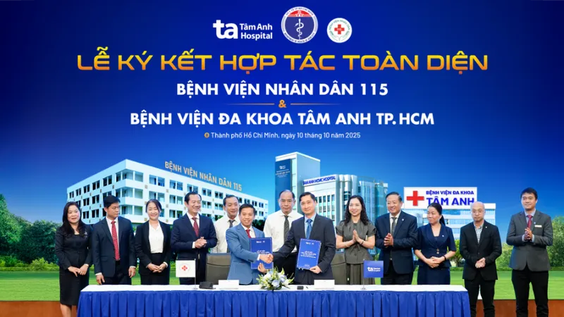 Lễ ký kết có sự chứng kiến của PGS.TS.BS Tăng Chí Thượng, Giám đốc Sở Y tế TPHCM (áo trắng đứng giữa), PGS.TS.BS Nguyễn Anh Dũng, Phó Giám đốc Sở Y tế TPHCM, cùng lãnh đạo hai Bệnh viện
