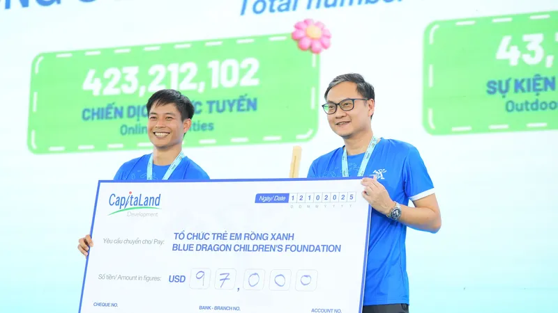 Ông Alwin Low, Tổng Giám đốc khu vực miền Bắc của CLD (Việt Nam) (phải) trao bảng tài trợ 97.000 đô la Mỹ cho ông Đỗ Duy Vị, Đồng Giám đốc điều hành của Tổ chức Trẻ em Rồng Xanh (trái)