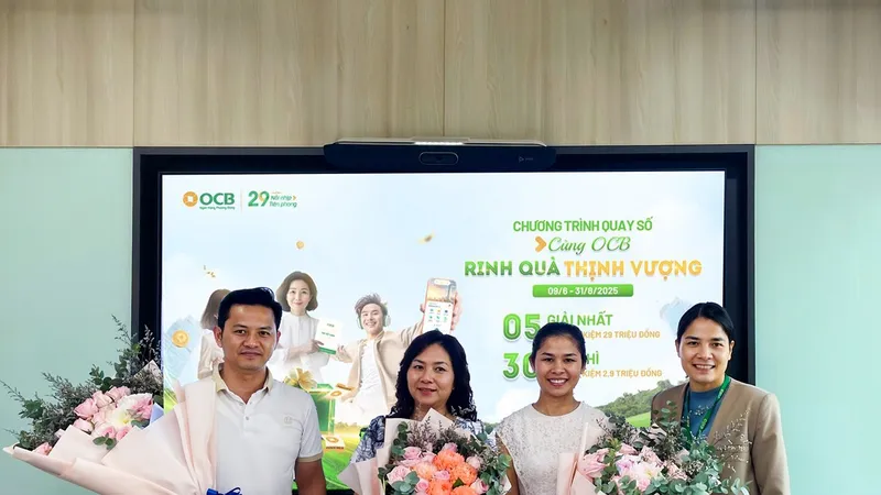 Đại diện OCB trao giải thưởng đến đại diện khách hàng trong buổi quay số