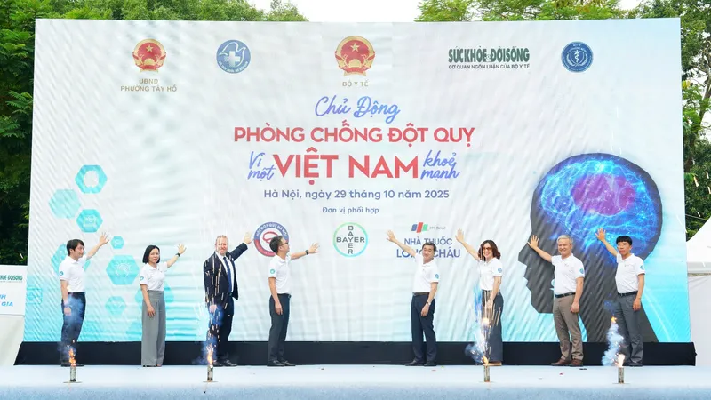 Các đại diện cùng thực hiện nghi thức khởi động Chương trình Quốc gia Phòng chống và Quản lý Đột quỵ 2025