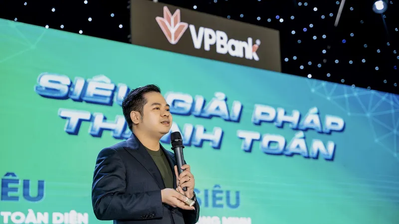Ông Nguyễn Phước Toàn, Trưởng phòng Sản phẩm tài khoản và Thanh toán giới thiệu về các giải pháp thanh toán của VPBank tại sự kiện