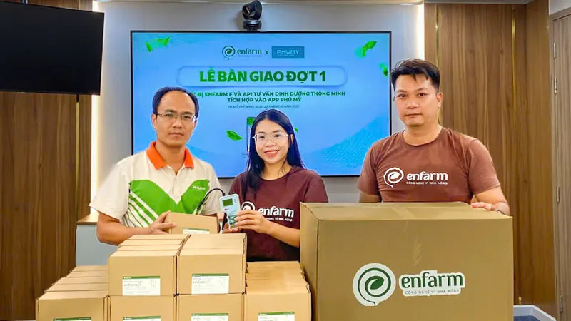 Phú Mỹ nhận bàn giao thiết bị đo dinh dưỡng đất thông minh Enfarm F