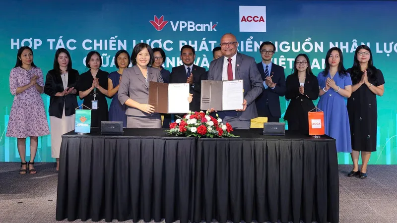 Đại diện VPBank và ACCA ký kết biên bản ghi nhớ hợp tác phát triển nguồn nhân lực giữa VPBank và ACCA Việt Nam
