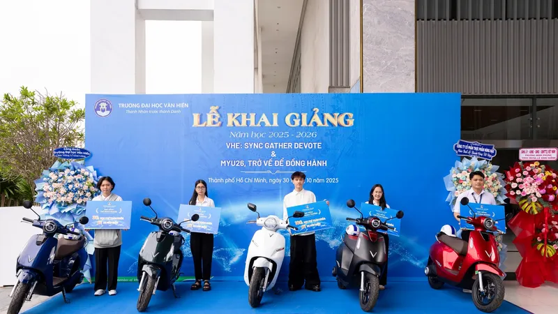 Thủ khoa, á khoa và tân sinh viên đạt từ 27.5 điểm nhận xe máy điện và học bổng tại Lễ Khai giảng Trường Đại học Văn Hiến năm học 2025 – 2026