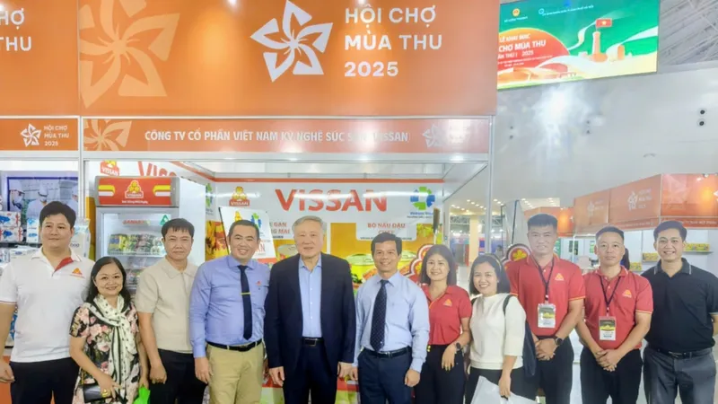 Phó Thủ tướng Thường trực Chính phủ Nguyễn Hòa Bình đã đến thăm gian hàng VISSAN