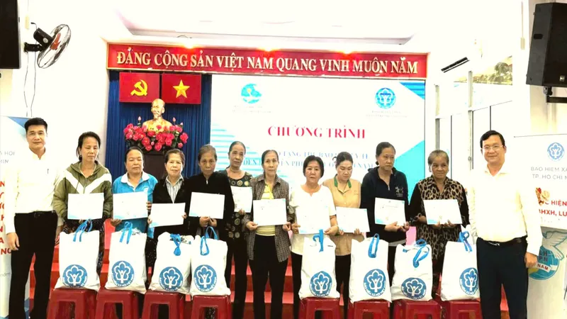 Lãnh đạo BHXH TPHCM trao tặng thẻ BHYT cho người dân hoàn cảnh khó khăn ở TPHCM