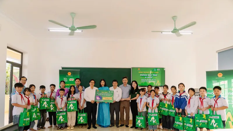 Lễ trao tặng phòng máy tính tại điểm trường tiểu học Viên Thành, Nghệ An