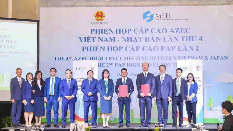 BIDV và JBIC trao Thỏa thuận hợp tác (MOU) hỗ trợ quá trình khử các-bon và chuyển đổi năng lượng của Việt Nam trước sự chứng kiến của Thứ trưởng Bộ Công thương Bộ Công thương Nguyễn Hoàng Long và Đại sứ Đặc mệnh Toàn quyền Nhật Bản tại Việt Nam Ito Naoki