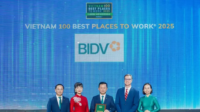 Ông Hoàng Việt Hùng, Phó Tổng Giám đốc BIDV đại diện ngân hàng nhận Danh hiệu “Nơi làm việc tốt nhất Việt Nam năm 2025”