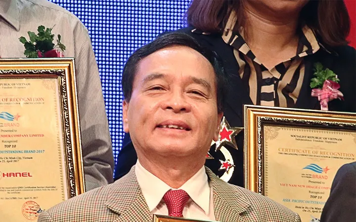 PGS.TS. Nguyễn Mạnh Hùng đại diện NTTU nhận giải Top 10 Thương hiệu tiêu biểu hội nhập châu Á - Thái Bình Dương