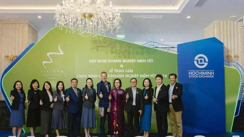 Các thành viên trong Hội đồng bình chọn, nhà tài trợ, đơn vị hỗ trợ kỹ thuật tại Lễ trao giải cuộc bình chọn Doanh nghiệp niêm yết 2024