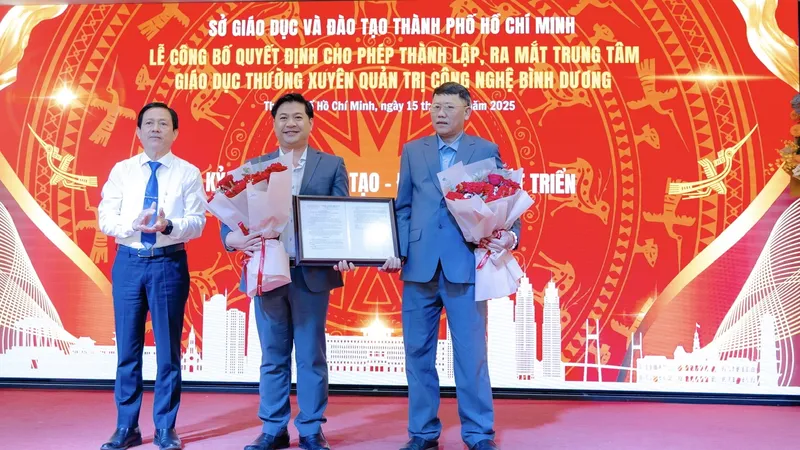 Trao quyết định cho phép thành lập Trung tâm Giáo dục thường xuyên quản trị công nghệ Bình Dương