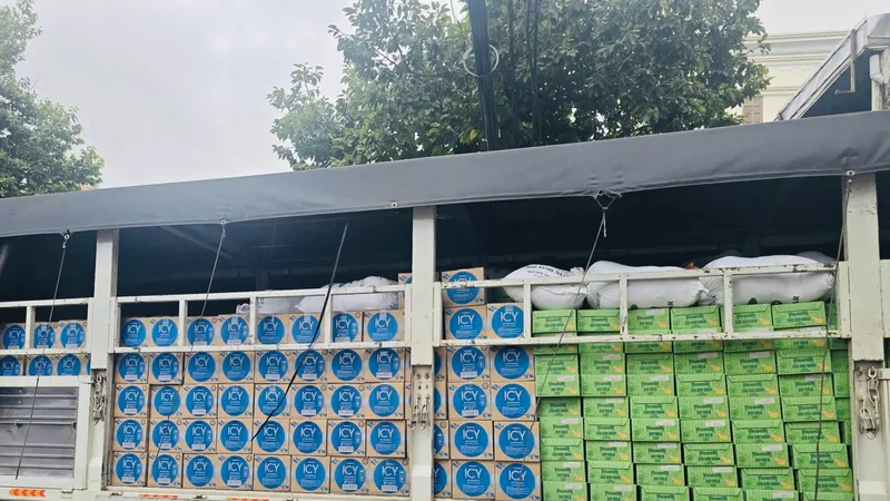 Hàng trăm nghìn sản phẩm dinh dưỡng bao gồm sữa và nước uống Vinamilk đã được chất đầy xe chuẩn bị đến với bà con vùng lũ - Ảnh: Vi Nam