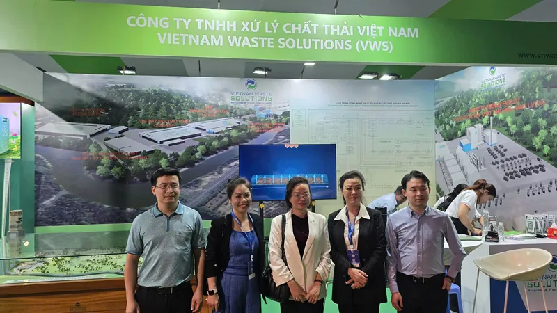 Người dân TPHCM hào hứng tham quan triển lãm mô hình xử lý rác hiện đại của VWS