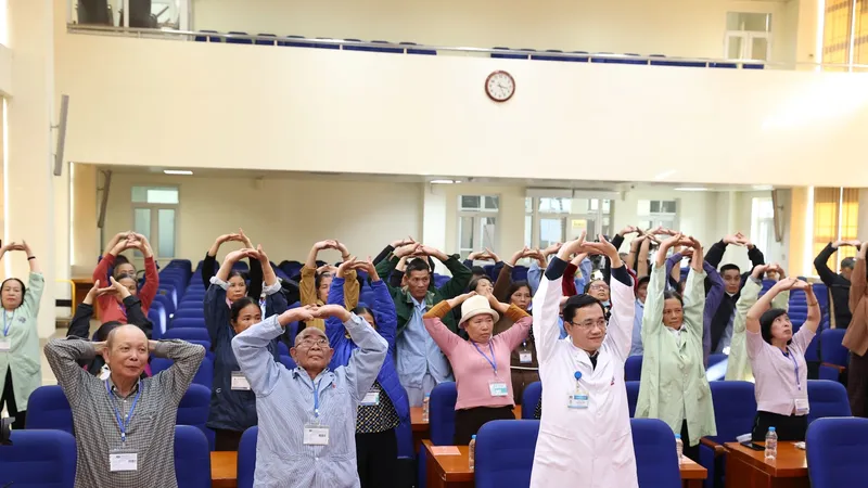 Đại diện Quỹ Ngày mai Tươi sáng tham gia buổi sinh hoạt cùng các bệnh nhân tại Bệnh viện K