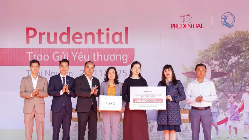 Ban Tổ chức trao biển tượng trưng cho đại diện Trường Mầm non Chùa Hang và Trường Mầm non Huống Thượng (phường Linh Sơn)