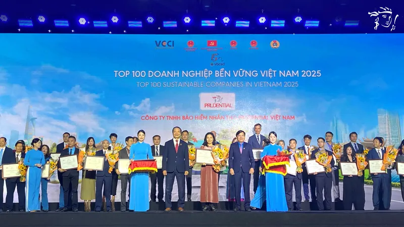 Đại diện Prudential Việt Nam nhận giải thưởng CSI100 năm 2025