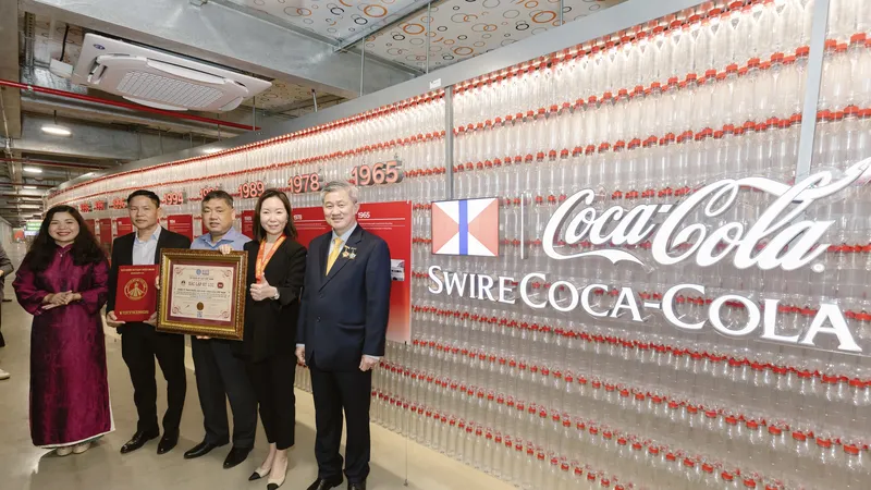 Coca-Cola Việt Nam xác lập kỷ lục Việt Nam với tác phẩm nghệ thuật từ bao bì nhựa tái chế