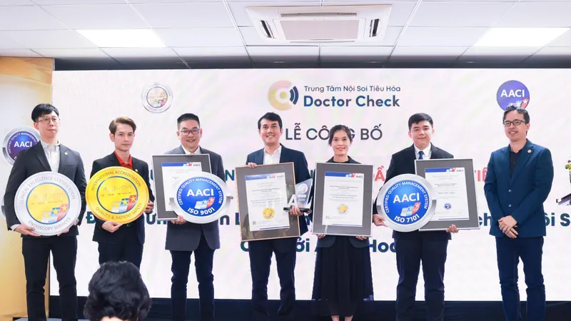 Đại diện AACI Hoa Kỳ trao chứng nhận AACI cho Ban lãnh đạo Doctor Check - Ảnh: DNCC