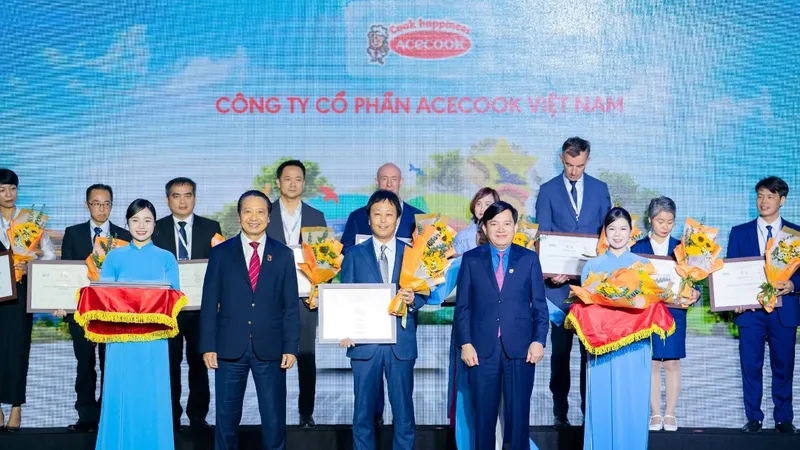 Đại diện Acecook Việt Nam nhận giải “Top 100 doanh nghiệp bền vững 2025”