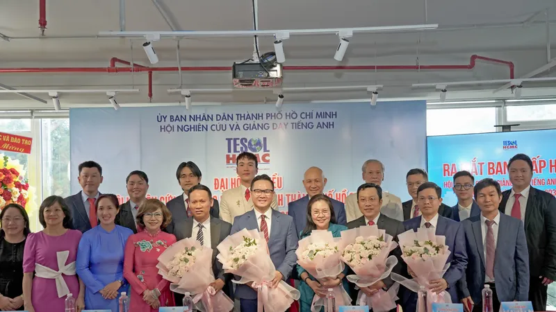 Tiến sĩ Đỗ Hữu Nguyên Lộc (đứng giữa) cùng đại diện Bộ Giáo dục và Đào tạo (khu vực phía Nam), Sở GD&ĐT TPHCM cùng lãnh đạo các trường đại học lớn tại TPHCM chụp hình lưu niệm
