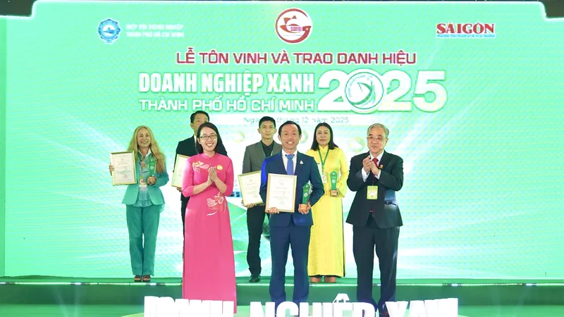 Ông Phan Ngọc Ánh, Giám đốc Alena Energy nhận danh hiệu “Doanh nghiệp Xanh TPHCM 2025” chiều 22-12