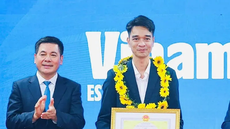 Ông Võ Trung Hiếu, Giám đốc Kinh doanh quốc tế Vinamilk vinh dự nhận Bằng khen Doanh nghiệp xuất khẩu tiêu biểu. Ảnh: Vi Nam