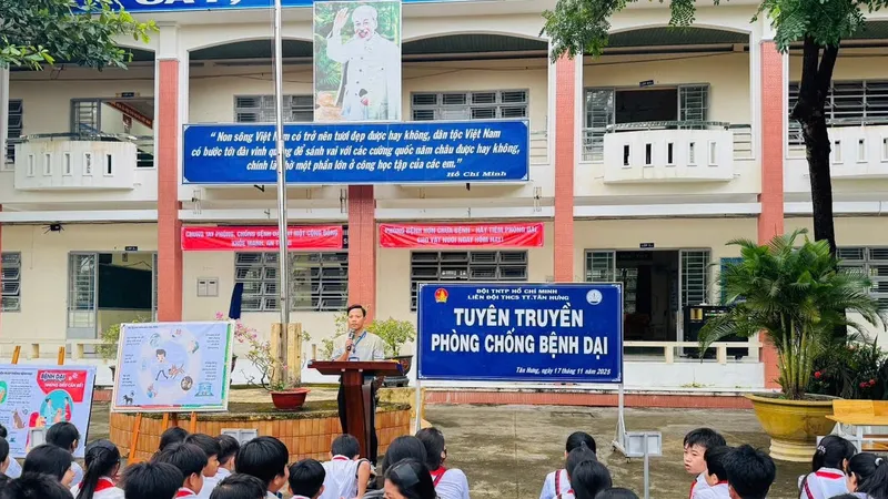 Thầy cô và học sinh Trường THCS Thị trấn Tân Hưng trao đổi thông tin về phòng chống bệnh dại