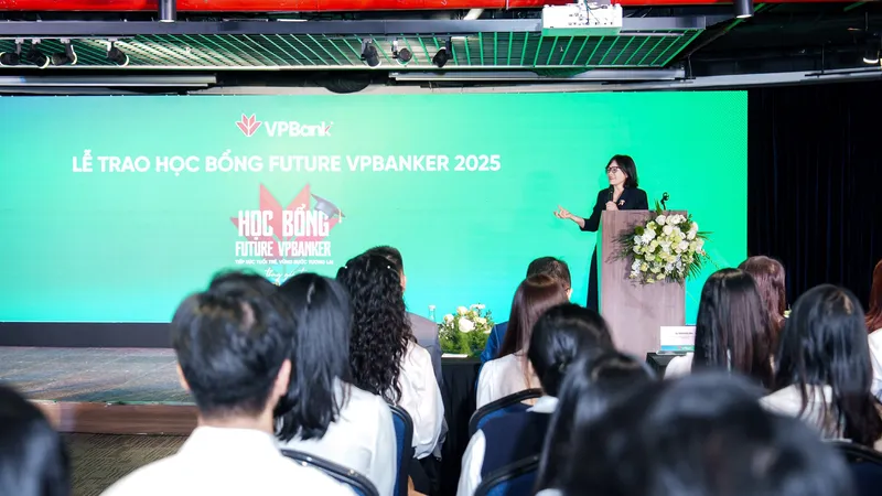 Bà Trần Thị Diệp Anh, Giám đốc Khối Quản trị Nguồn nhân lực VPBank phát biểu tại sự kiện