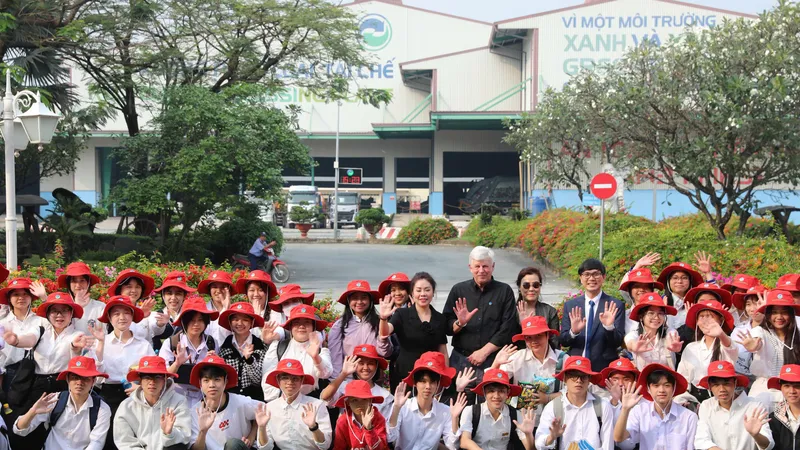 Gần 100 tân thủ khoa tiêu biểu của nhiều trường đại học thuộc chương trình Nâng bước thủ khoa năm 2025 do báo Tiền Phong tổ chức đến giao lưu, tham quan, tìm hiểu quy trình vận hành tại Khu Liên hợp xử lý chất thải Đa Phước