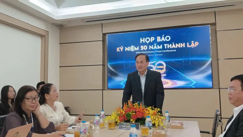 Ông Vũ Đức Giang, CTHĐQT Công ty CP may Việt Tiến chia sẻ thông tin tại buổi họp báo