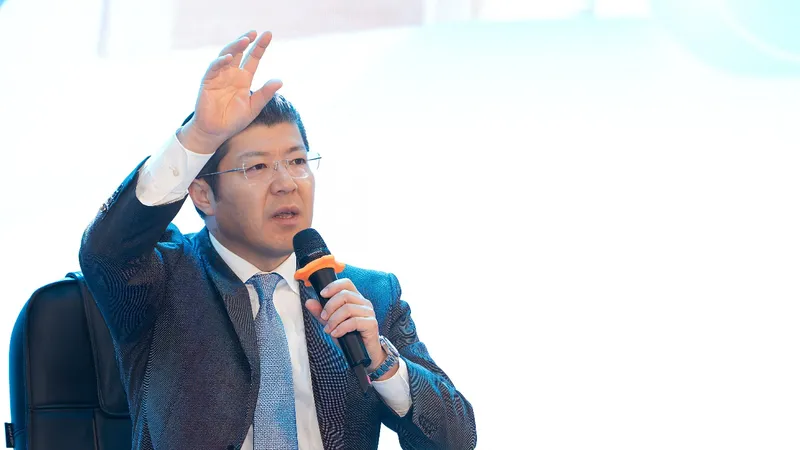 Ông Tsutomu Nara, Tổng giám đốc Ajinomoto Việt Nam giao lưu cùng sinh viên UFM. Ảnh: PV Hữu Hạnh