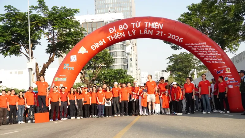 Chương trình đi bộ từ thiện Đinh Thiện Lý quyên góp 2,3 tỷ đồng chăm lo tết