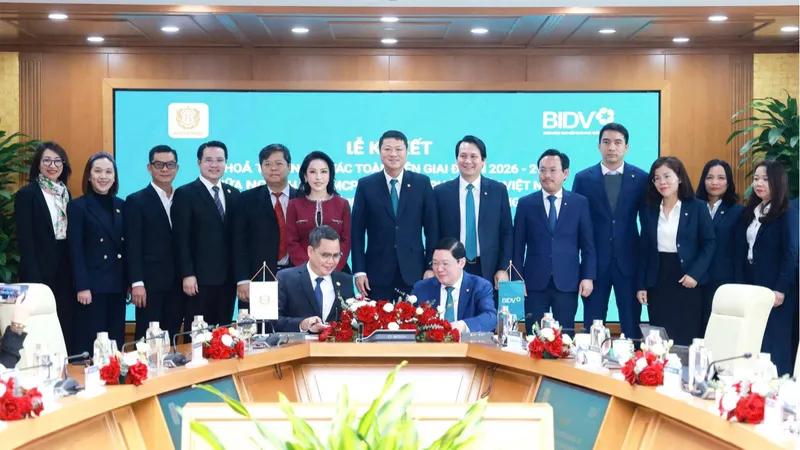 Ông Nguyễn Đức Dũng, Phó Tổng Giám đốc KN Holdings và ông Đoàn Việt Nam, Phó Tổng Giám đốc BIDV đại diện hai đơn vị ký kết Thỏa thuận hợp tác