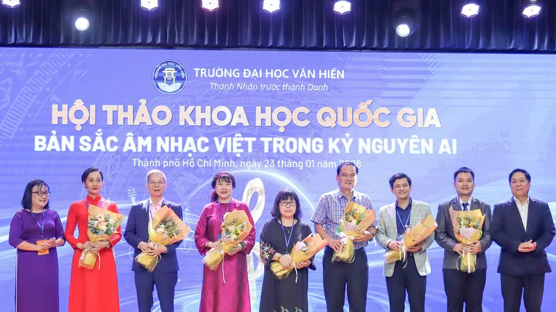 Trường Đại học Văn Hiến trao hoa tri ân các báo cáo viên tham gia trình bày tại Hội thảo