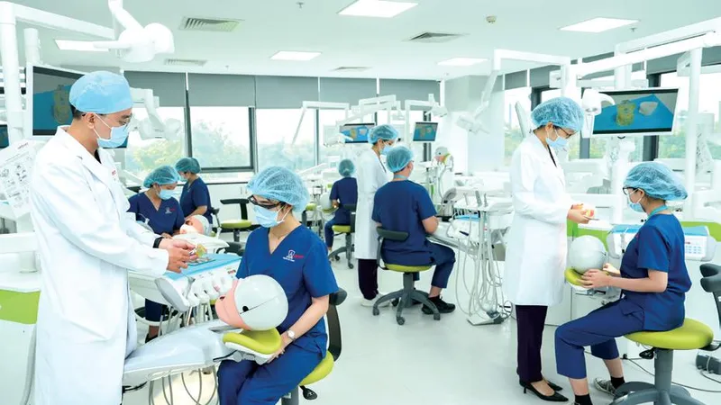 Sinh viên ngành Răng hàm mặt Trường ĐH Nguyễn Tất Thành trong giờ học thực hành