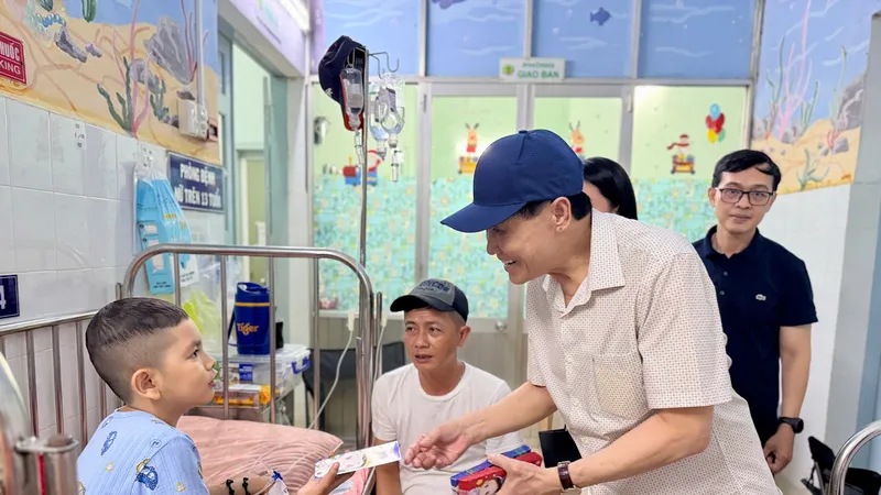 Giáp Tết Bính Ngọ, ông Johnathan Hạnh Nguyễn tặng gần 1 tỷ đồng cho trẻ em ung thư