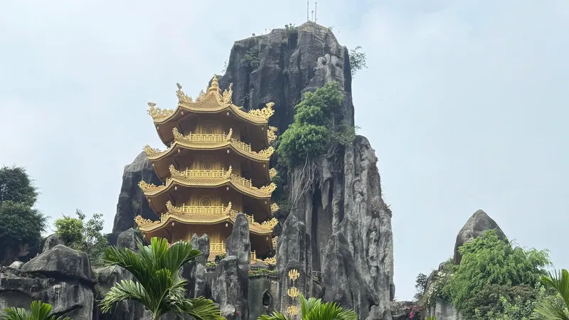 Tòa Tháp 9 tầng trong khu du lịch Đại Nam
