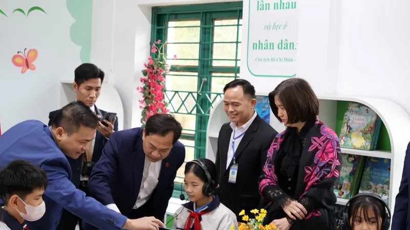Đại diện Vietcombank cùng học sinh Trường THCS Tam Sơn, Bắc Ninh trải nghiệm không gian học tập tại “Thư viện Xanh” do ngân hàng trao tặng