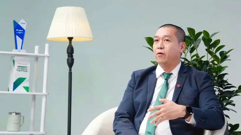 Ông Chử Minh Tuấn, Giám đốc Trung tâm Kinh doanh số & Phát triển đối tác VPBankSME, chia sẻ cách ngân hàng tích hợp tài chính nhúng vào hệ sinh thái số của doanh nghiệp