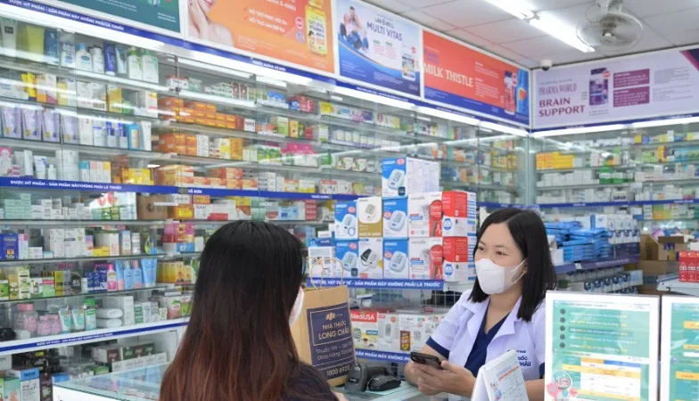 Với hệ thống nhà thuốc rộng khắp cùng đội ngũ nhân viên tư vấn vững chuyên môn, Long Châu đồng hành lan tỏa bộ câu hỏi tầm soát khô mắt và tư vấn kịp thời đến cộng đồng
