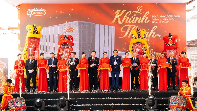 Lãnh đạo Công ty Cổ phần Acecook Việt Nam và UBND tỉnh Vĩnh Long cắt băng khánh thành Nhà máy Acecook Vĩnh Long