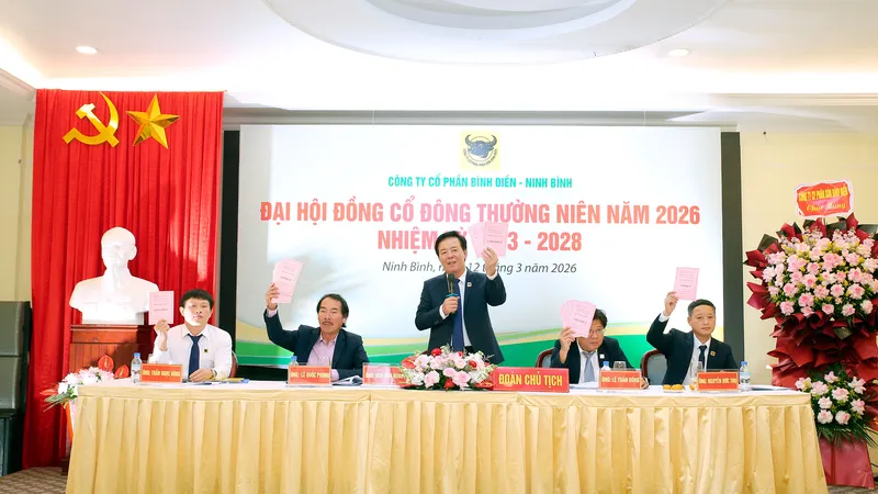 Ông Ngô Văn Đông, Tổng Giám đốc Công ty CPPB Bình Điền, Chủ tịch HĐTV Bình Điền Ninh Bình biểu quyết tại Hội nghị