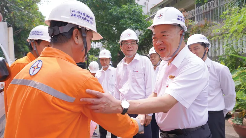 Đồng chí Phạm Quốc Bảo, Bí thư Đảng ủy, Chủ tịch HĐTV EVNHCMC, thăm hỏi công nhân tại công trường