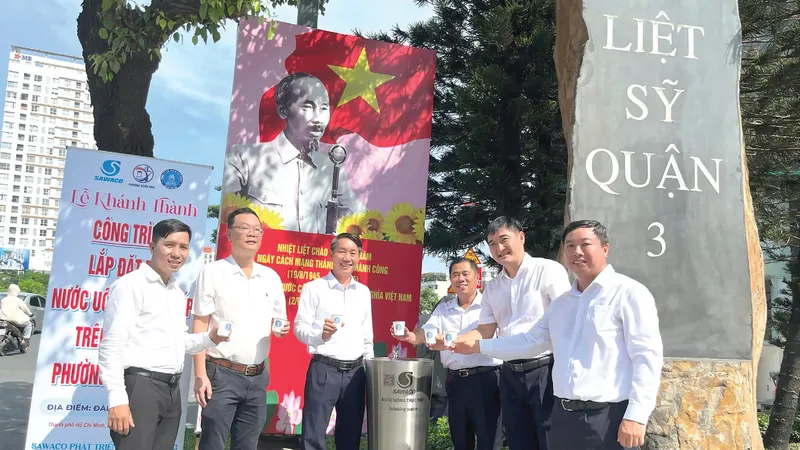 Các đại biểu uống nước tại vòi sau lễ khánh thành trụ uống nước tại phường Xuân Hòa