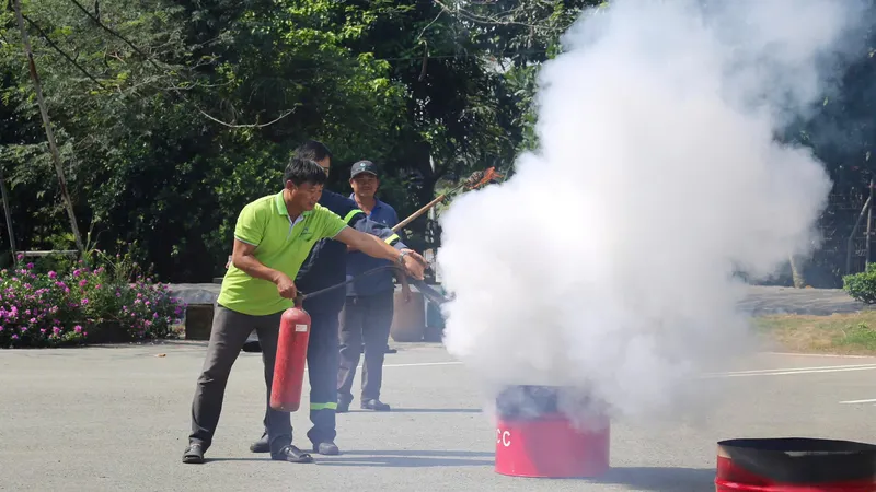 Cán bộ, công nhân viên VWS thực hành sử dụng bình chữa cháy xách tay để xử lý tình huống cháy giả định tại Khu liên hợp Đa Phước
